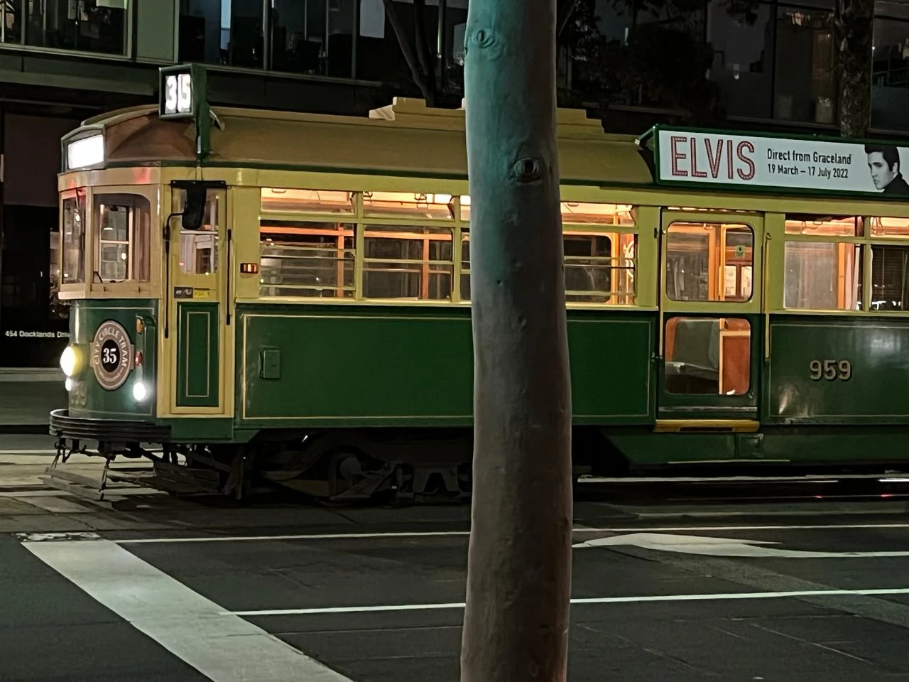 Grün-cremefarbene historische Straßenbahn der Linie 35 bei Nacht in Melbourne