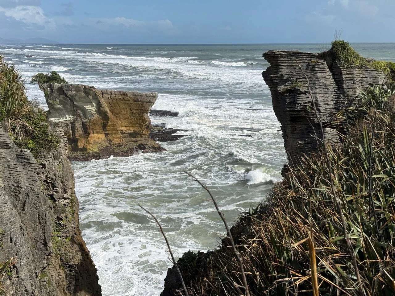 Geschichtete Felsen der Pancake Rocks mit Brandung, New Zealand