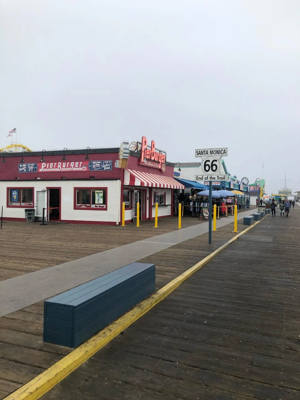 Santa Monica Pier mit Pier Burger und Route-66-Schild End of the Trail
