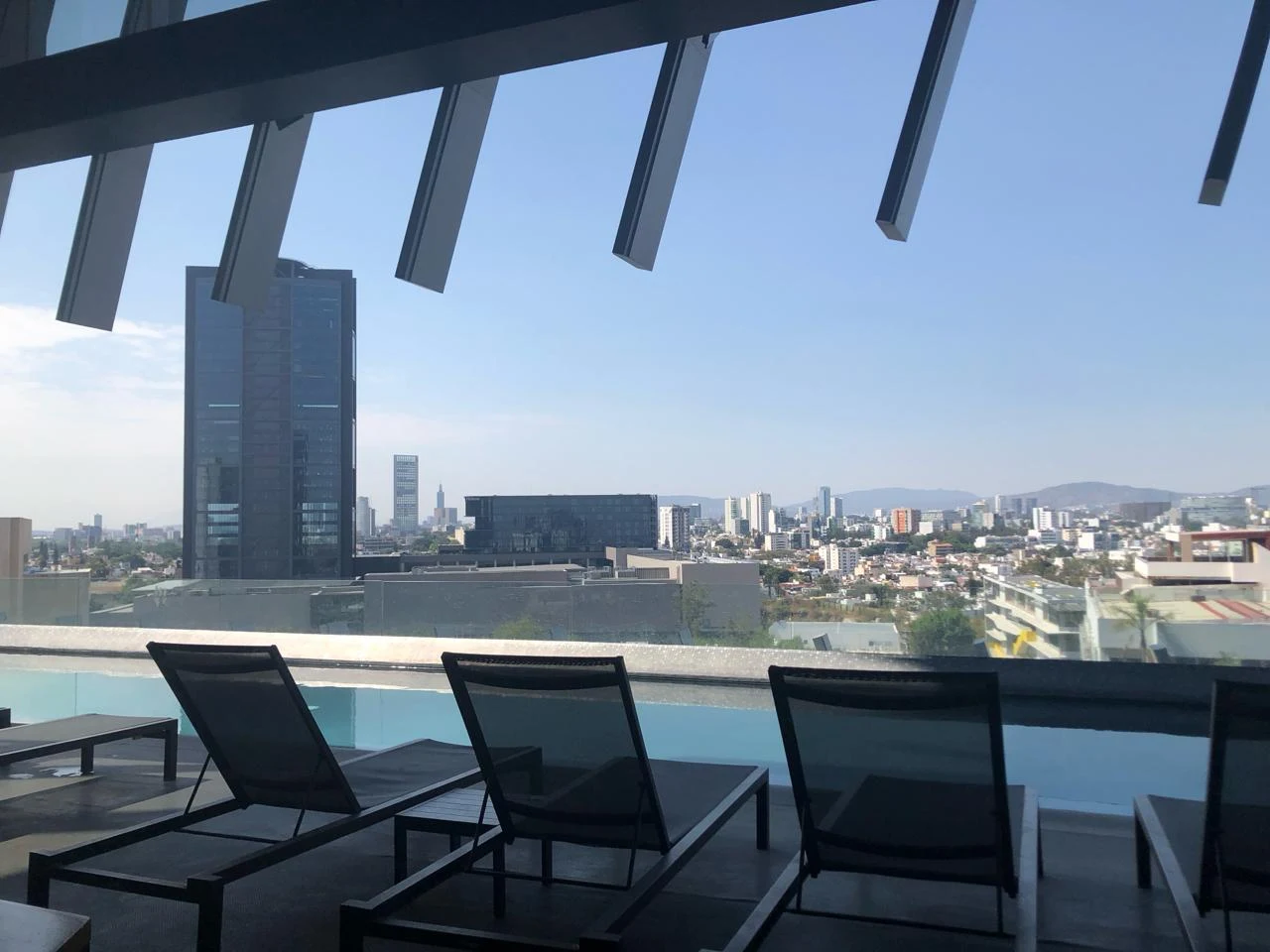 Blick von einer Dachterrasse über die Stadt